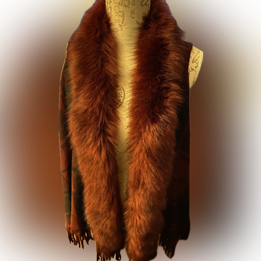 Luxurious Faux Fur Plaid Vest - Picture 3 of 8